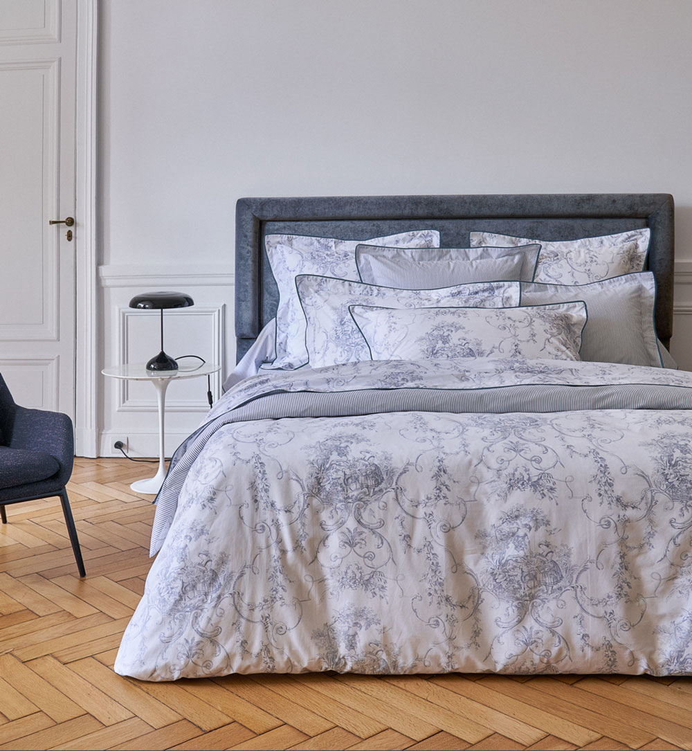parure de lit gris et blanc